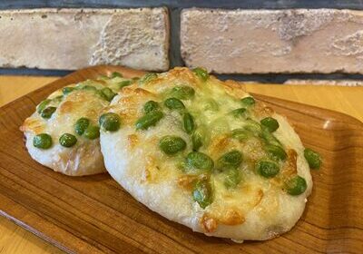チャパタえだまめチーズ 自家製のフォカッチャ生地にえだまめとミックスチーズをたっぷり乗せた、食べ応え十分なパンです。隠し味にピュアオリーブオイルを使用。