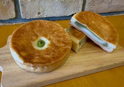 【ずんだもちあんぱん】えだまめをふんだんに入れた、つぶつぶ食感のおいしいあんぱんです。どなたにも食べやすく仕上がりました。(200円/個　202㎉/個）