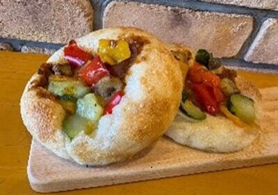 辛さ控えめマイルドなバターチキンカレーの上に地中海野菜をふんだんに乗せて仕上げました。(300円/個)