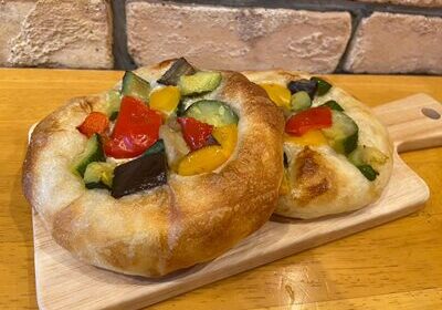【バーニャカウダー野菜フォカッチャ】アンチョビのうまみが効いたニンニク風味のソースの上に彩り豊かな４種のイタリアン野菜を乗せて仕上げました（270円/1個）